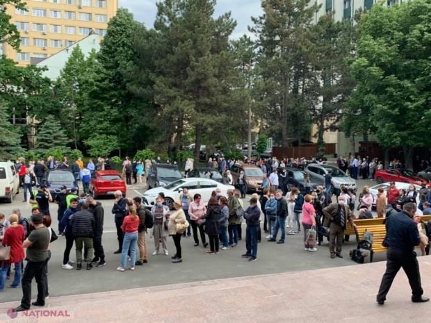 FOTO // AGLOMERAȚIE la Palatul Republicii, acolo unde are loc cel de-al doilea MARATON al vaccinării anti-COVID-19. Oamenii au prins rând de la ora 6.00 dimineața