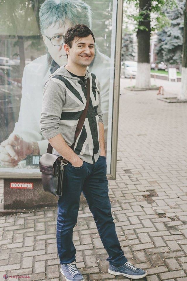 Tânărul care IRONIZEAZĂ politicienii, șoferii și năravurile autohtone