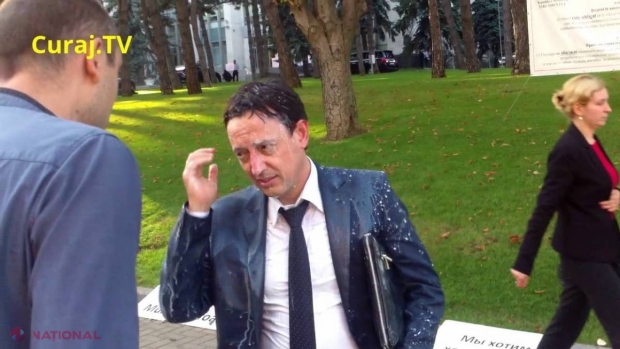 Poliția sugerează că activistul Andrei Donică ar fi fost drogat când l-a stropit cu o găleată de lapte pe ministrul Finanțelor