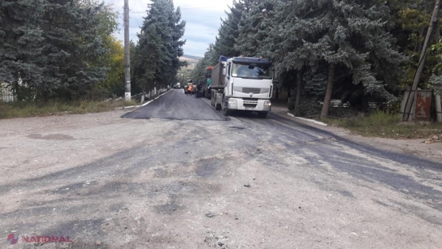 VIDEO // Asfalt turnat direct pe pământ: Un locuitor din Pepeni ajută satul să aibă „Drumuri bune”, nu „drumuri de mântuială”