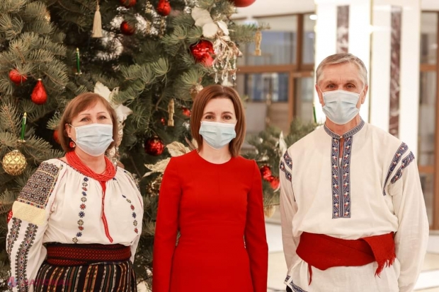 GALERIE FOTO // O familie de profesori din Tohatin a DONAT Preşedinției bradul care le creştea în gospodărie: Doritorii pot merge să-şi facă poze cu Pomul de Crăciun prezidențial