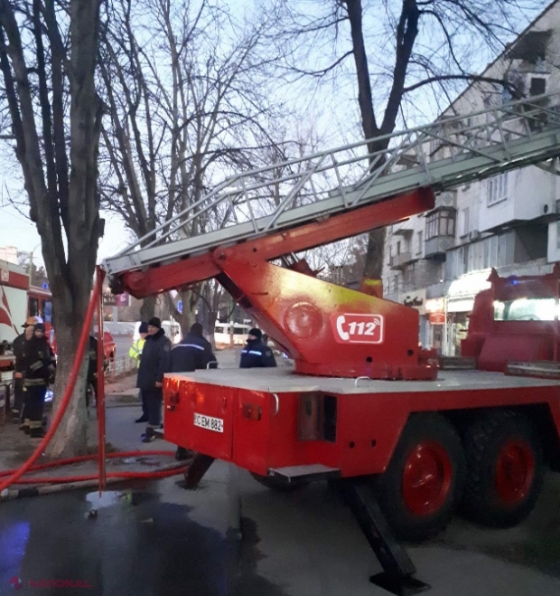 INCENDIU într-un bloc de locuințe de la Botanica: O femeie a murit, iar trei minori au ajuns la spital