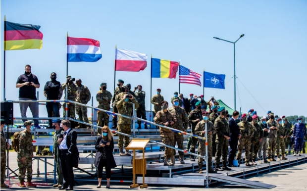 Defender Europe 21: A început în România cel mai exercițiu militar SUA în Europa. 1.000 de parașutiști americani, polonezi, olandezi și germani au aterizat în România