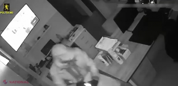 VIDEO // FURT într-un magazin de la Ciocana: Momentul în care hoțul intră, scotocește și pleacă plin de bani, surprins de camerele de supraveghere
