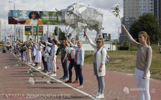 VIDEO // Tot mai multe LANȚURI UMANE la Minsk împotriva reprimării VIOLENTE a protestelor din Belarus: Oamenii au ieșit cu flori sau baloane albe pe străzi