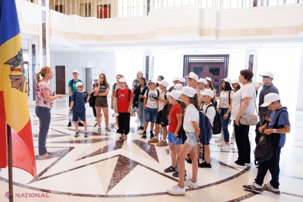 „Excursia Europeană” la Președinția Republicii Moldova. Mai multe grupuri de elevi au vizitat clădirea prezidențială