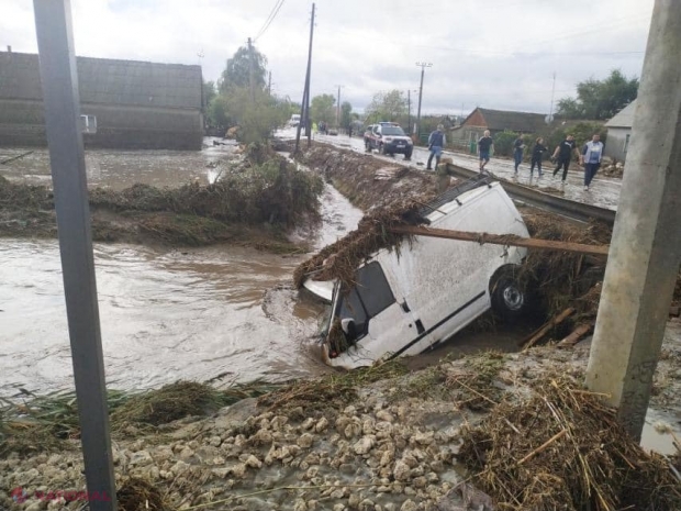 VIDEO, FOTO // Viitură de PROPORȚII la Comrat, în urma ploilor din ultimele ore. Oamenii au privit neputincioși cum apa le distruge bunurile agonisite de o viață. Patru localnici au ajuns la SPITAL