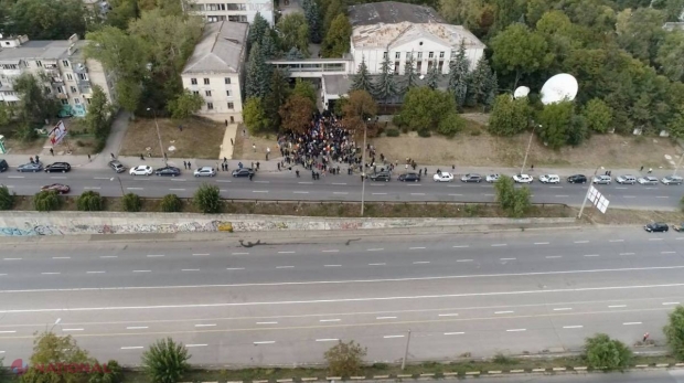 FOTO // Circa 200 de protestatari cer abrogarea sistemului MIXT. Unii analiști explică de ce protestele sunt eșuate: „E vorba de lipsa de mesaje coerente”