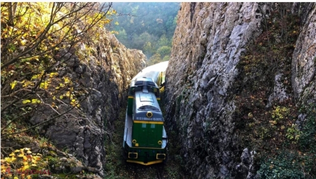 Cea mai frumoasă cale ferată din România. Se întinde pe 14 tuneluri și 10 viaducte, iar peisajele sunt de basm