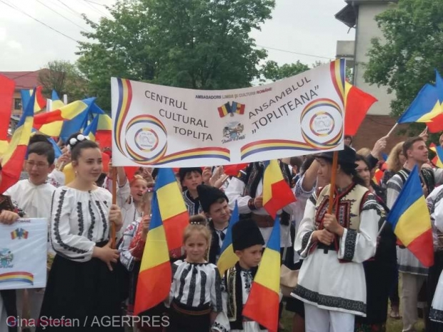 CENTENAR // Sute de copii din R. Moldova au participat la un festival folcloric românesc în localitatea Sărmaş: „Chiar dacă Prutul ne desparte, noi suntem acelaşi popor”