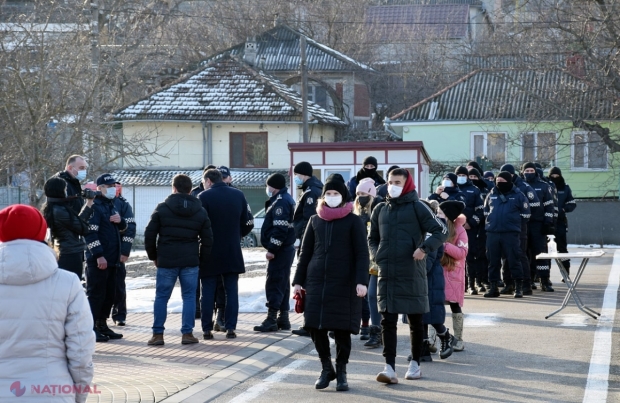 FOTO // Spirite încinse la Orhei, unde zece de polițiști au împânzit „OrheiLand”. Guvernarea este acuzată că a „luat sub asediu” parcul de distracții: „Aceasta este o bătaie de joc, Poliția a alungat copiii din parc”
