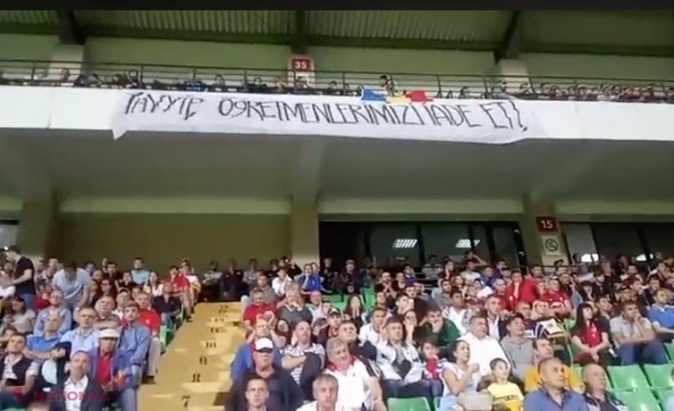 VIDEO // „Tayyip, întoarce-ne profesorii înapoi”, bannerul afișat la meciul Moldova - Turcia, SMULS și DISTRUS de paza de la stadion