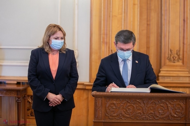 FOTO // MESAJELE scrise de spicherul Igor Grosu în cărțile de ONOARE ale Camerei Deputaților și Senatului din Parlamentul României: „Relațiile speciale dintre R. Moldova și România reprezintă nucleul veritabil al unui viitor european comun”