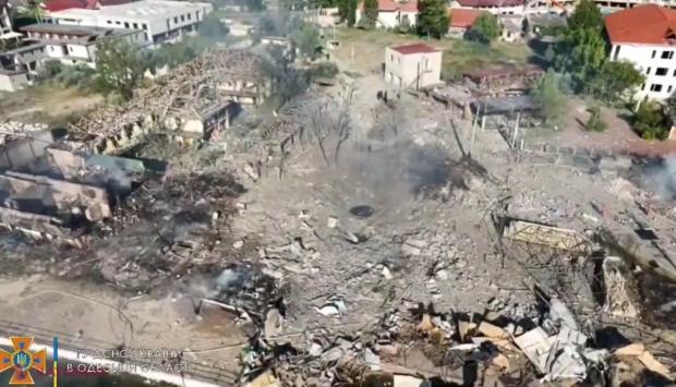 VIDEO // Rușii au BOMBARDAT orașul Zatoka, una dintre destinațiile preferate ale moldovenilor. Mai multe clădiri rezidențiale au fost făcute una cu pământul. Imagini GROAZNICE cu distrugerile făcute de armata lui Putin 