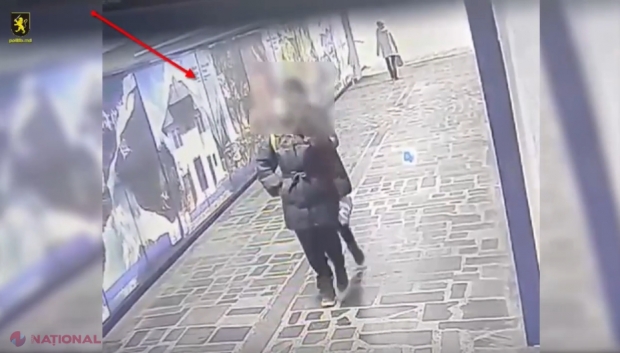 VIDEO // Un adolescent a reușit să deposedeze o femeie de PORTOFEL în doar cinci secunde, fără ca aceasta să-și dea seama. Pungășia a avut loc într-un pasaj subteran din Chișinău