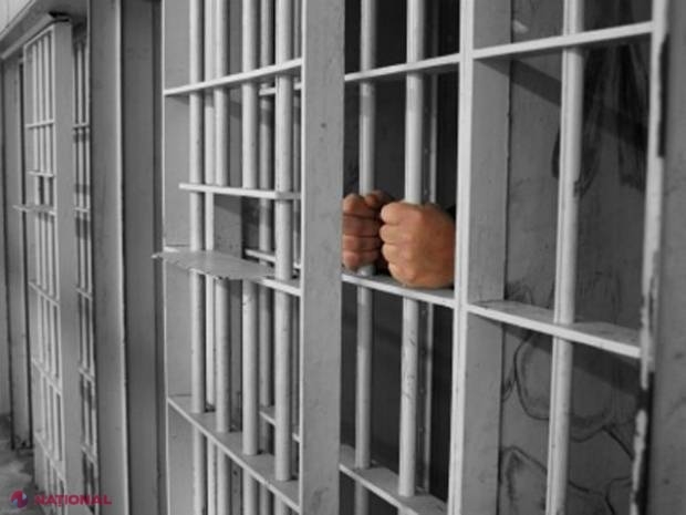 Doi funcționari din Chișinău, reținuți pentru ESCROCHERII în proporții deosebit de mari: Riscă până la 15 ani de închisoare