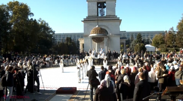 VIDEO // Sute de persoane la evenimentul dedicat Hramului capitalei, sărbătoare pe timp de pandemie