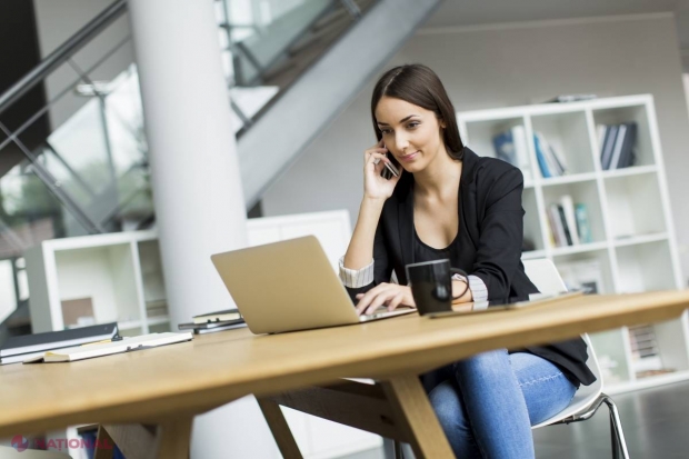 Stai picior peste picior? Această postură poate DĂUNA sănătății