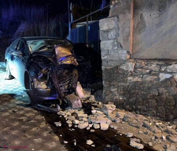 Accident fatal la Durlești, noaptea trecută: A urcat beat la volan, s-a tamponat într-un gard din piatră și și-a ucis pe loc un amic