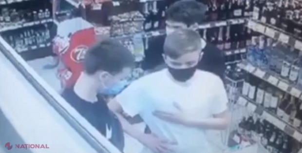 VIDEO // Recunoașteți acești trei tineri din imaginile video? Au lovit o femeie în plină stradă la Buiucani ca să-i fure portmoneul și lănțișorul din aur de la gât