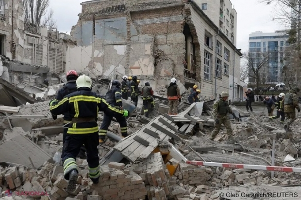 O clădire din zona în care se află și sediul Ambasadei R. Moldova la Kiev, distrusă de o rachetă rusească: Angajații misiunii noastre diplomatice nici nu reușiseră să coboare în subsol când s-a produs explozia