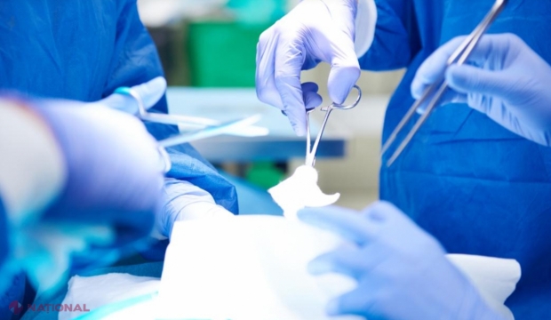 Un medic a uitat o compresă în abdomenul unei paciente. Femeia a făcut septicemie şi a murit