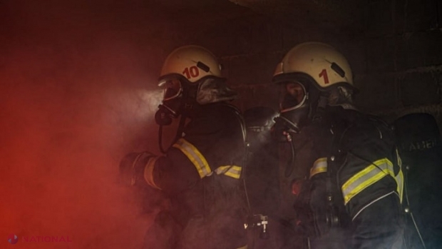 Incendiu PUTERNIC într-un apartament din capitală. Doi bărbați au fost evacuați de pompieri, iar o femeie nu a mai putut fi salvată