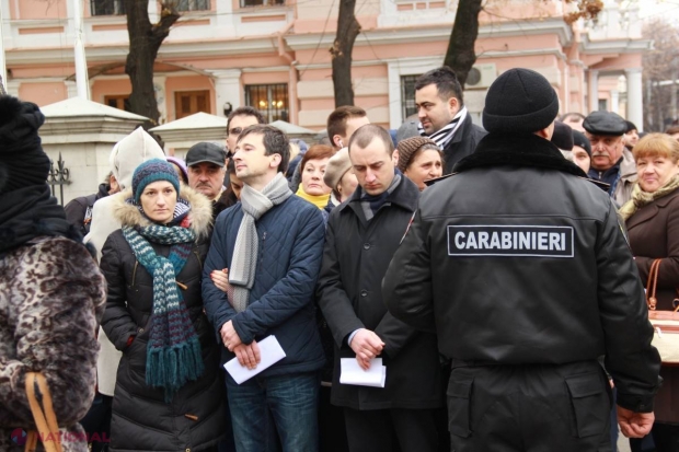 Reportaj FOTO // Cozi de SUTE de METRI la secțiile de vot din Chișinău. „Stăm cât va fi nevoie”