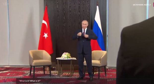 VIDEO // Gesturile RIDICOLE ale lui Putin în fața presei la summitul din Uzbekistan. Liderul de la Kremlin a făcut gesturi de CLOVN și și-a pierdut calmul în timp ce-l aștepta pe Erdogan