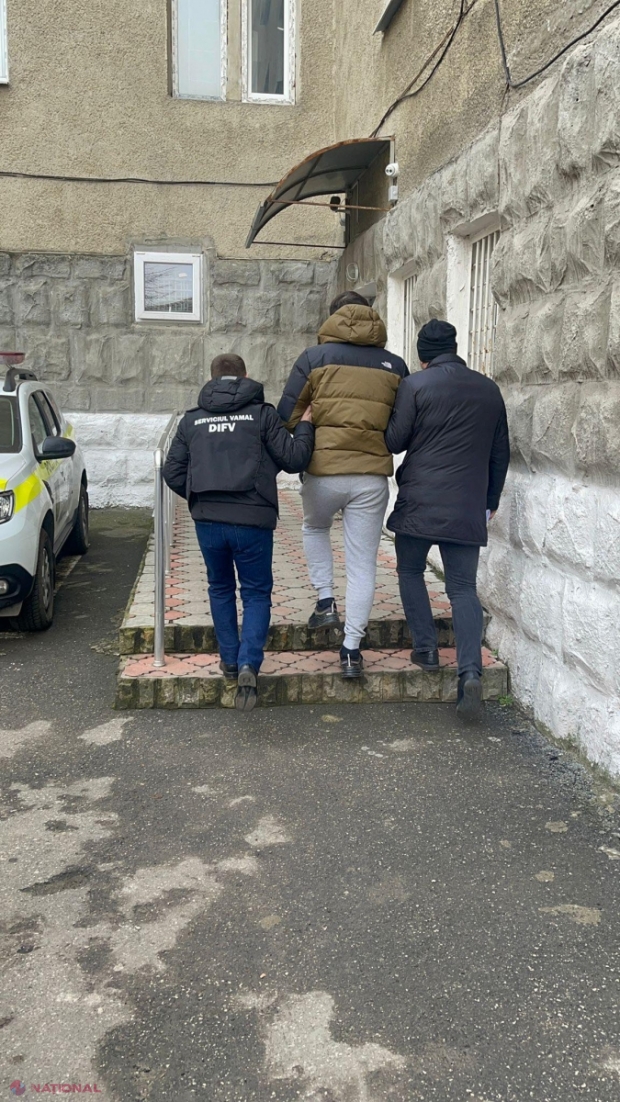 VIDEO // Doi funcționari cu statut special în cadrul Poliției de Frontieră și Serviciul Vamal, REȚINUȚI într-un dosar de CONTRABANDĂ cu peste 120 000 de țigări