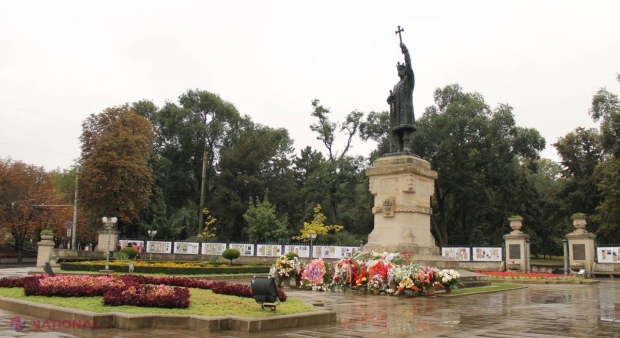 FOTO // Alexie Mateevici, lângă Ștefan cel Mare