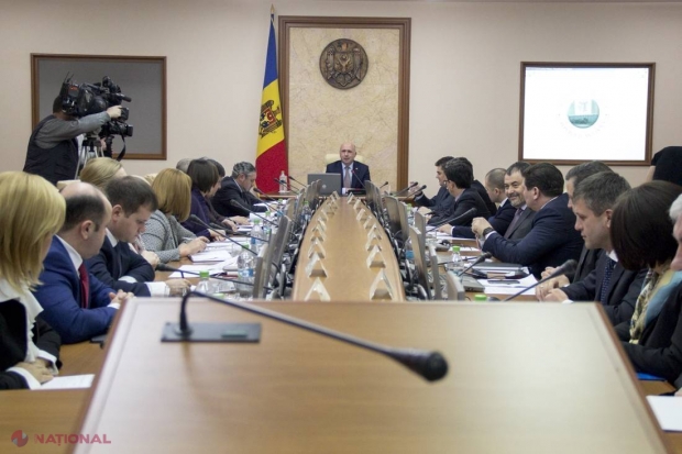 MORATORIU // Guvernul a INTERZIS angajările în instituțiile subordonate, dar și în școli și spitale până la sfârșitul anului: „Vom economisi 150 de milioane”