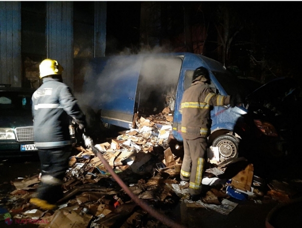 VIDEO // Două microbuze, făcute scrum noaptea trecută în Chișinău