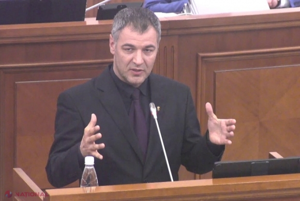 Țîcu le-a propus o soluție deputaților din Blocul „ACUM” pentru a „ieși din groapa în care se află cu socialiștii”: Crearea comisiei care să-l ancheteze pe Dodon pentru „trădare de patrie”, trimiterea acestuia în justiție și dizolvarea Parlamentului