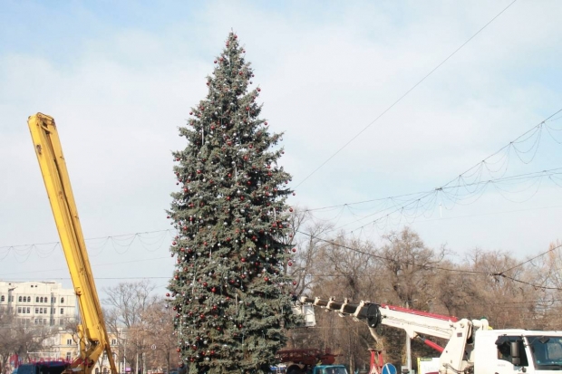 FOTO Împodobirea BRADULUI, pe ultima sută de metri! Pomul de Crăciun din centrul capitalei va fi INAUGURAT astăzi!