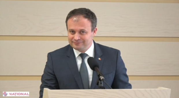 FOTO // Candu zâmbește ironic atunci când e întrebat despre DORINȚELE lui Dodon: „Este NESĂNĂTOS și neproductiv”