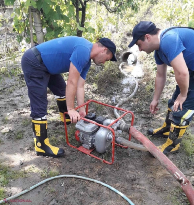 VIDEO // Caniculă și inundații: Salvatorii, chemați să pompeze apa din mai multe gospodării la Cahul