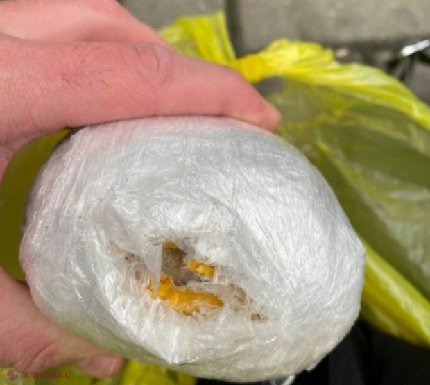 VIDEO // Un kg de HEROINĂ, în centrul Chișinăului: Un tadjik și o ucraineană urma să transmită drogurile unui moldovean în schimbul a 2,4 milioane de lei