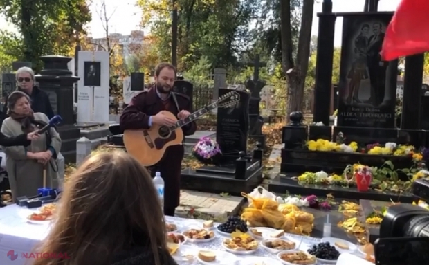 VIDEO // IMAGINILE ZILEI: Cristofor Aldea-Teodorovici cântă la mormântul părinților săi. „E o greutate mare să fii copilul unor monștri sacri ai neamului nostru”