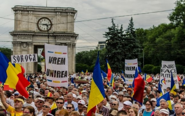SONDAJ // Tot mai mulți cetățeni din stânga Prutului optează pentru UNIREA R. Moldova cu România. În doar câțiva ani, numărul unioniștilor s-a DUBLAT și se apropie de 50%