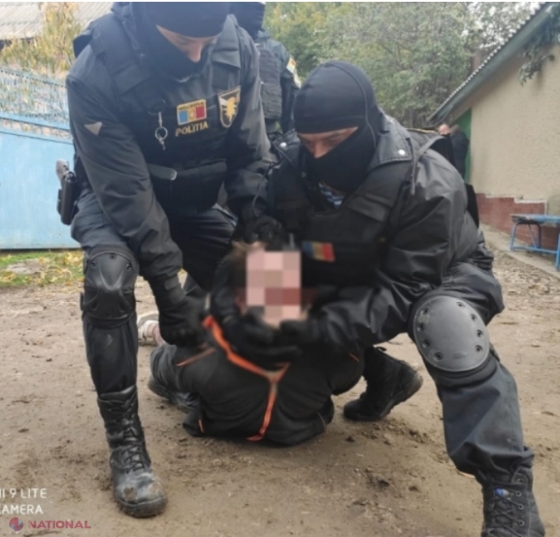 VIDEO, UPDATE // Trei copii, luați OSTATICI la Anenii Noi de un ins care și-ar fi omorât socrul: Polițistul care a salvat micuții din mâinile atacatorului a fost rănit. Momentul a fost filmat