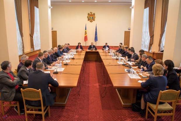 VIDEO // Autoritățile, la un pas să SUSPENDE procesul de studii în școli și grădinițe până duminică, dar opinia directorului Agenției Naționale pentru Sănătate Publică a fost DECISIVĂ. Chicu: Asta nu înseamnă că decizia nu poate fi schimbată mâine