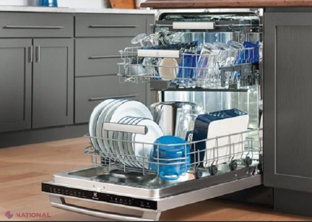 Un agent economic din R. Moldova care NU a vrut să-i înlocuiască unui cumpărător mașina de spălat vase care s-a stricat în perioada de garanție, OBLIGAT de judecători să-i plătească DAUNE clientului