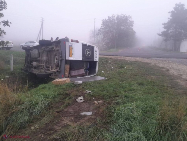 Microbuz plin cu pasageri, răsturnat la Cahul: Șapte persoane, internate în stare gravă la spital