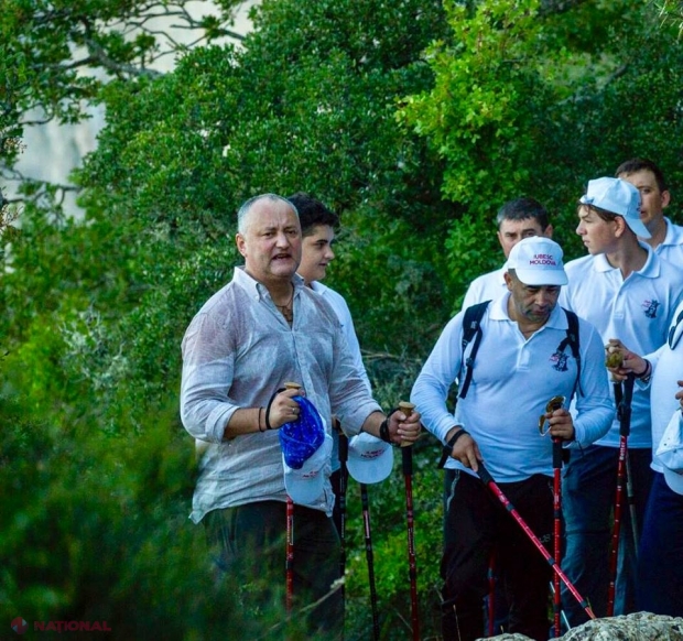 Președintele Dodon, cu BUTOAIE după el pe muntele Athos: Stema R. Moldova deasupra unui text scris în... limba rusă. „Limba mai puțin contează”