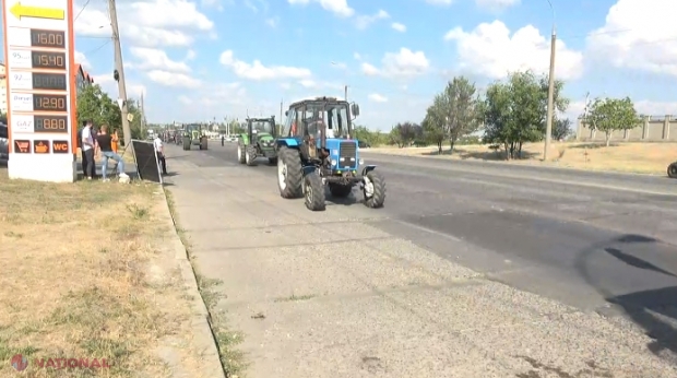 VIDEO // Agricultorii protestatari își scot TRACTOARELE din Chișinău, dar promit să revină și mai mulți în octombrie