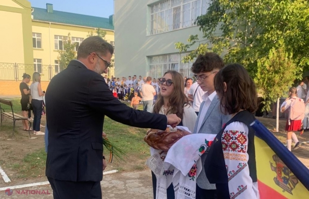 FOTO // Ambasadorul României, întâmpinat cu pâine și sare de elevii Liceului „Mihai Eminescu” din Comrat: „Acești 500 de tineri, care provin din familii găgăuze, au înțeles că viitorul lor este în LIMBA ROMÂNĂ, în Europa”