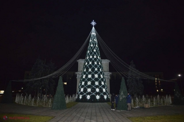 GALERIE FOTO // Chișinăul se pregătește de sărbătorile de iarnă: Pomul de Crăciun din centrul capitalei își va apinde luminile pe 1 decembrie