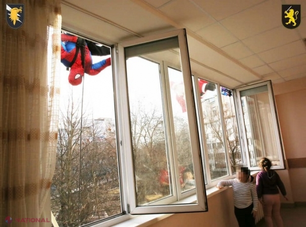 FOTO // GEST-„FULGER”: Moș Crăciun, Spider Man, Halk și Optimus Prime au ESCALADAT clădirea Spitalului Clinic Municipal pentru Copii „Valentin Ignatenco” pentru a le duce, de Crăciun, cadouri micuților internați acolo