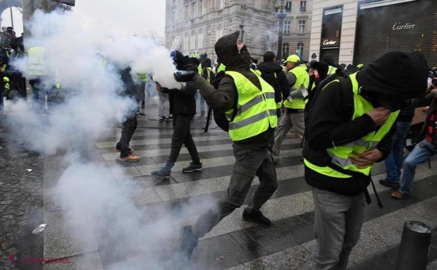 FOTO // Steaguri „DNR” la protestele „vestelor galbene”. Franța investighează posibila implicare a Moscovei. Reacția Rusiei